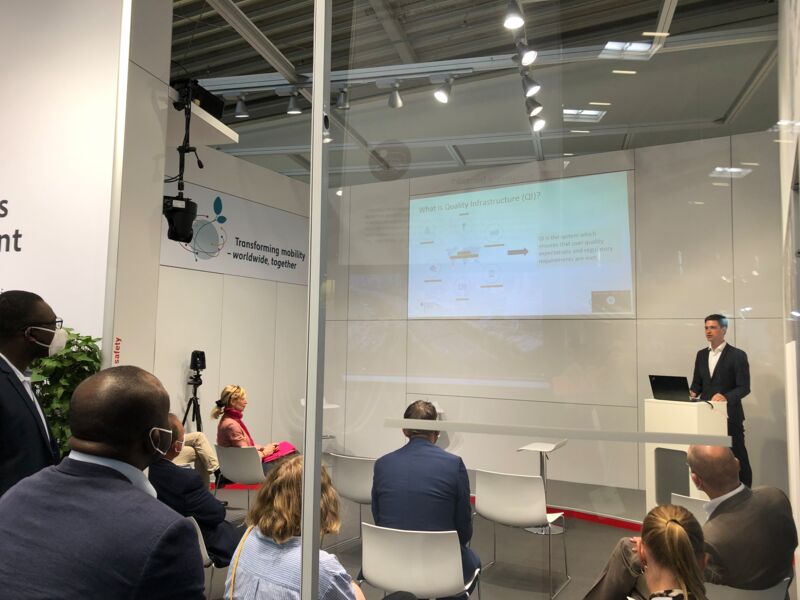 Johannes Braun, Leiter des GPQI, präsentiert das Globalprojekt auf der IAA Mobility 2021.