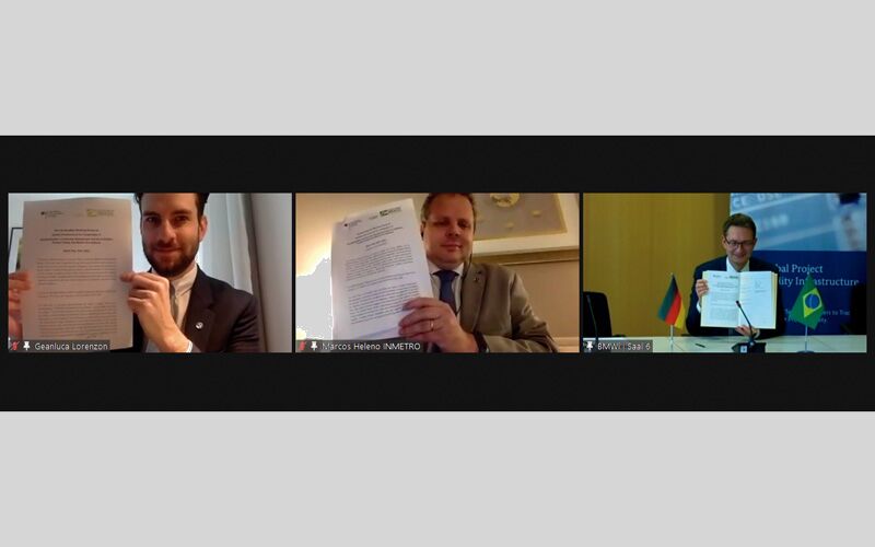 Geanluca Lorenzon (ME), Marcos Heleno (Inmetro) and Stefan Schnorr (BMWi) show the signed work plan for 2021-2022.