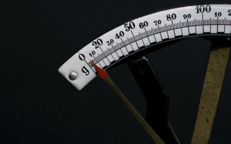 Measuring device with angle display