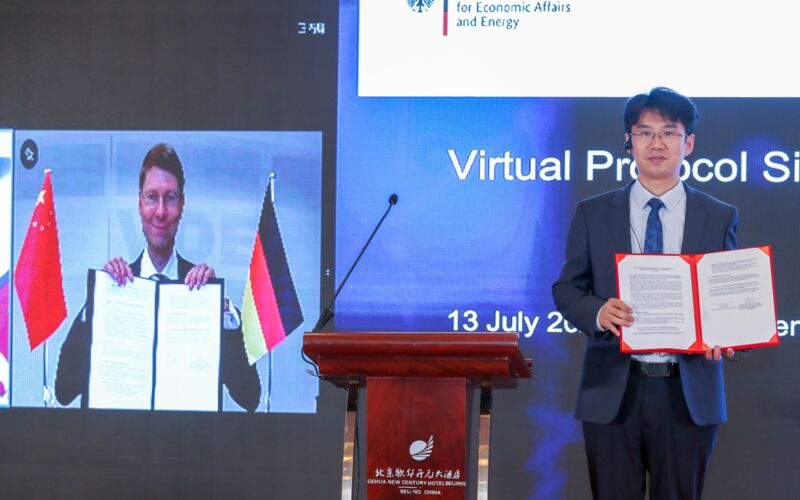 Dr. Jens Gayko (SCI4.0) and Mr. LIU Dashan present the signed protocol of the plenary meeting.