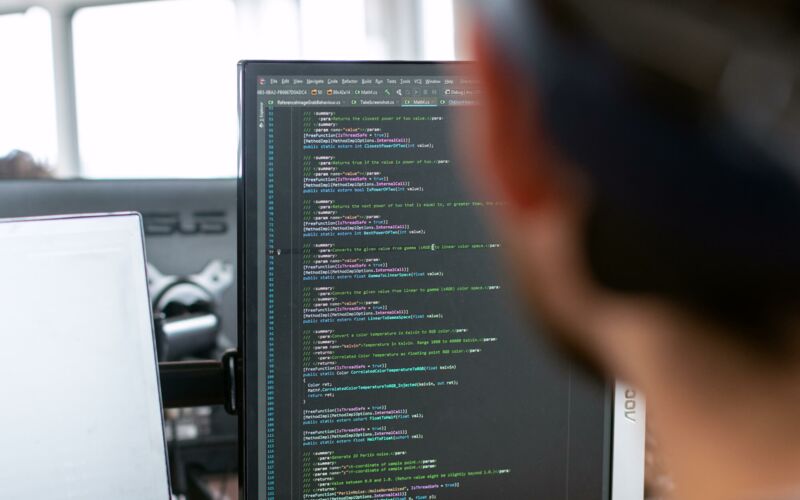 Mann vor Computerbildschirm