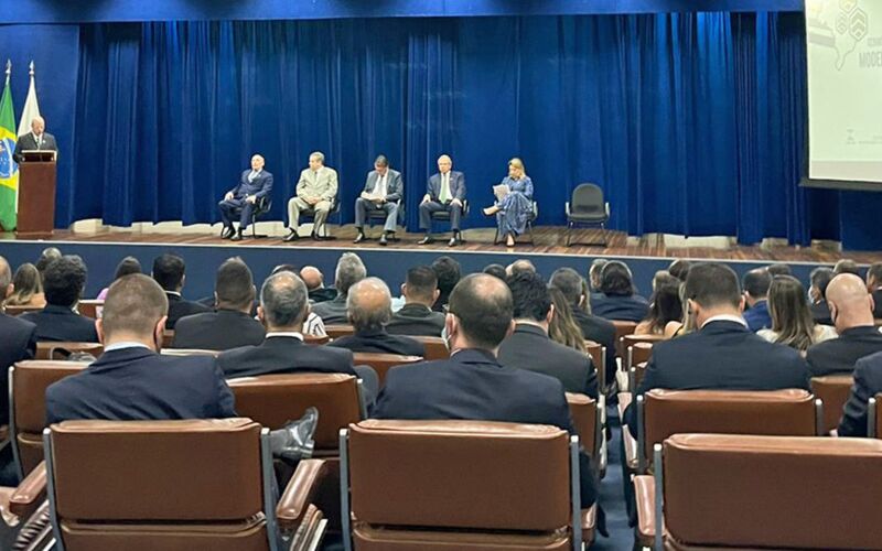 Vertreter*innen der brasilianischen Regierung und des Privatsektors bei der Vorstellung des überarbeiteten Regulierungsmodells. © GPQI-GIZ