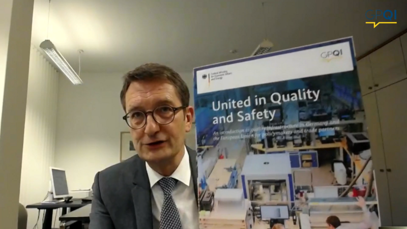 Stefan Schnorr (BMWi) presents the new publication "United in Quality and Safety" and shows it to the audience via webcam.